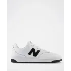 Zapatillas blancas New Balance con logo central