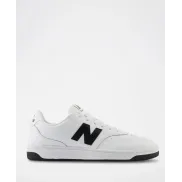 Zapatillas blancas New Balance con logo central