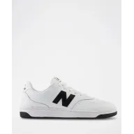 Zapatillas blancas New Balance con logo central