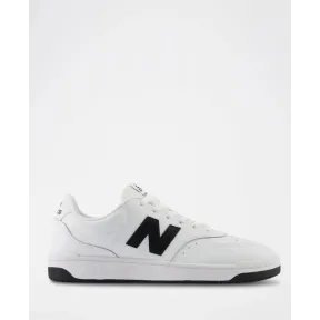 Zapatillas blancas New Balance con logo central