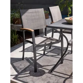 SIRDAL gris: Silla apilable moderna y funcional