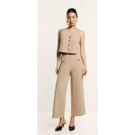 Botones en pantalón de punto