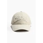Gorra beige claro con bordado Chicago en sarga