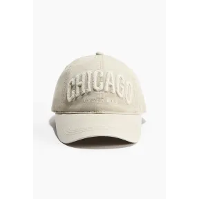 Gorra beige claro con bordado Chicago en sarga