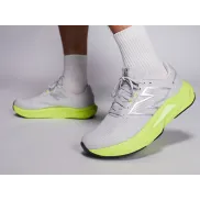 Zapatillas New Balance Fuelcell Propel grises y verde neón