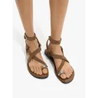 Sandalias cruzadas de piel con detalle metálico - Tallas 37 a 39
