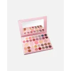 Paleta de colores: sombras, iluminadores y coloretes variados