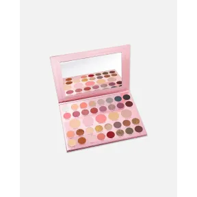 Paleta de colores: sombras, iluminadores y coloretes variados