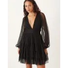 Vestido negro corto escotado de manga larga con tul