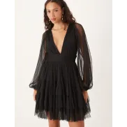 Vestido negro corto escotado de manga larga con tul