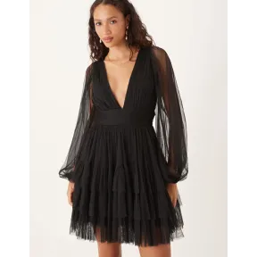 Vestido negro corto escotado de manga larga con tul