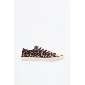 Zapatilla animal print con puntera de tejido