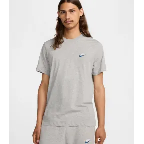Camiseta Gris Sportswear Club de NIKE - 100% Algodón