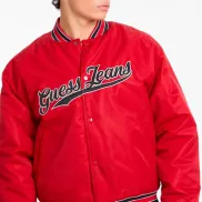 Chaqueta roja GUESS con parches y diseño patchwork