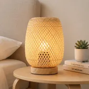 Lámpara Rústica Ruka de Mimbre y Madera con Pantalla Enrejada