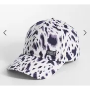 Gorra Santana de Barbour International con estampado de leopardo morada.
