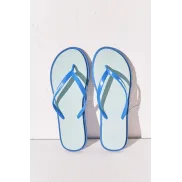 Chanclas azules con textura floral