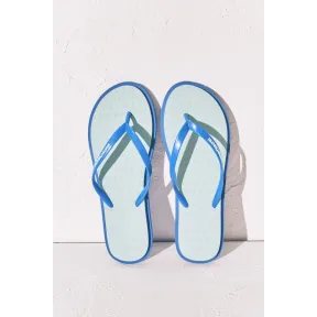 Chanclas azules con textura floral