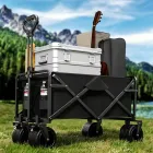Carrito de playa con amplias ruedas para fácil transporte.