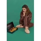 Zapatillas y pijama polar para un descanso cómodo