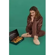 Zapatillas y pijama polar para un descanso cómodo