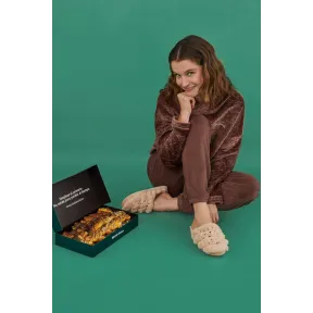 Zapatillas y pijama polar para un descanso cómodo