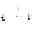 Perchas metálicas con clips Amazon Basics: pack de 20 por 11,17 €