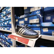 Zapatillas azules y plateadas Adidas Samba en Alcorcón