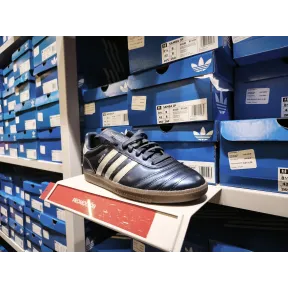 Zapatillas azules y plateadas Adidas Samba en Alcorcón
