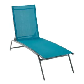 Tumbona azul para disfrutar al aire libre