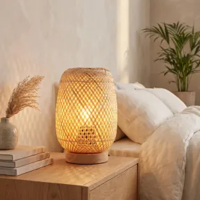 Lámpara boho de mimbre y fibras naturales para mesa