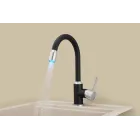 Grifo de cocina giratorio con LED y 2 colores disponibles.