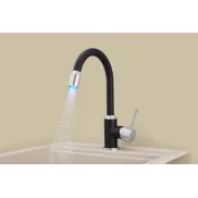 Grifo de cocina giratorio con LED y 2 colores disponibles.