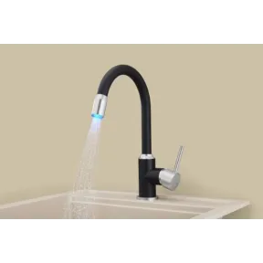Grifo de cocina giratorio con LED y 2 colores disponibles.