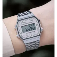 Reloj Casio Vintage A168WA-8AYES con cronómetro y alarma