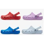 Sandalias planas BAYA de Crocs en azul - 26,90€