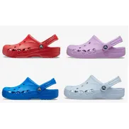 Sandalias planas BAYA de Crocs en azul - 26,90€