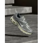 Nike Air Max Moto 2K en gris claro y blanco, tallas 35.5-46