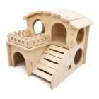 Casa de madera con balcón y rampa para cobayas
