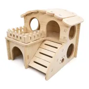 Casa de madera con balcón y rampa para cobayas