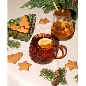 Taza de vidrio con piñas en relieve