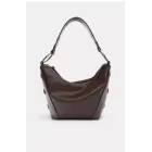 Tachuelas y anillas en bolso de hombro