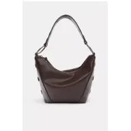 Tachuelas y anillas en bolso de hombro