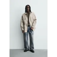 Cazadora denim con bolsillos disponible en s, m, l.