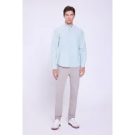 Pantalón comfort fit con bolsillos prácticos