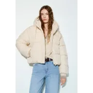 Chaqueta de manga larga con capucha y cierre de cremallera.