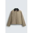 Sobrecamisa de Zara con cuello en contraste.