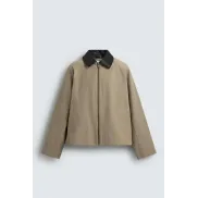 Sobrecamisa de Zara con cuello en contraste.