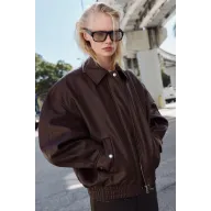 Cazadora oversized efecto piel estilo bomber