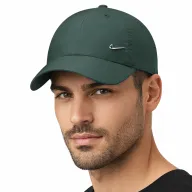 Gorra Nike Ajustable con Logo Swoosh Metálico Dri-FIT